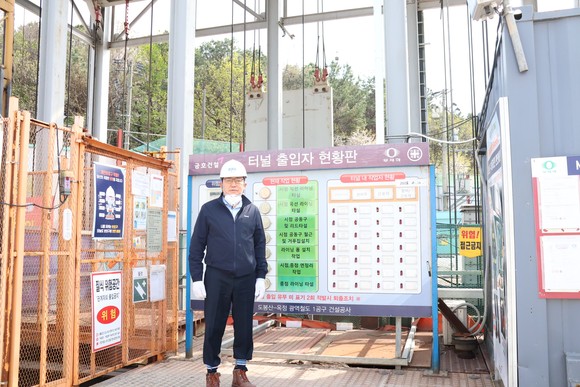 경기교통공사가 도봉산옥정선 지하 공사 구간을 걸으며 공정과 안전관리 상태를 점검하고 있다.