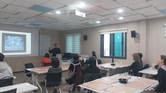 양주시 덕정도서관이 미술창작스튜디오와 문화예술 프로그램을 운영하는 모습