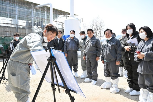 포천시가 노곡리 축산시설 악취 저감 장비 운영 현황을 점검하는 모습.