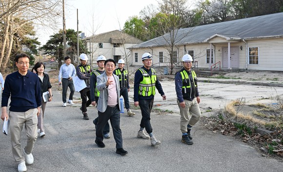 의정부시가 CRC와 캠프 잭슨 반환공여지 개발 현장을 점검하고 있다.