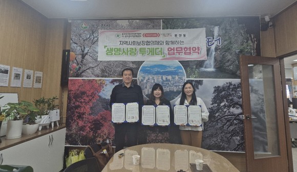 불현동이 지역사회보장협의체, 자살예방센터와 고독사 예방 협약을 맺은 모습.