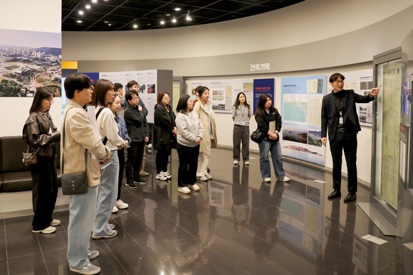 파주도시공사 기록물 담당자들이 국가기록원 등에서 보존 관리 현장을 둘러보는 모습.