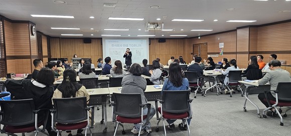 의정부시가 공공기관 구매 담당자들에게 우선구매제도를 안내하는 모습.