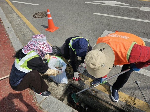 고양시자원봉사센터가 일산역 일대에서 빗물받이 정화와 인식 개선 활동에 나선 내용이다.