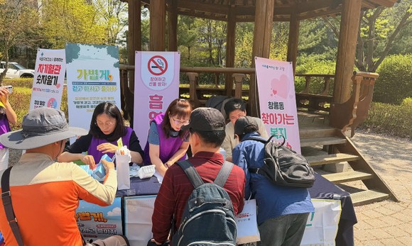 고양시 창릉동이 덕양구보건소와 함께 창릉천 일원에서 복지와 건강 상담을 진행한 내용이다.
