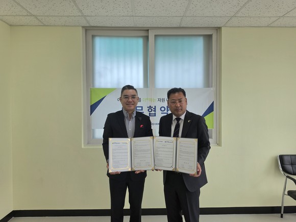 포천시종합사회복지관과 포천시새마을회가 복지 협력 협약을 맺은 모습.