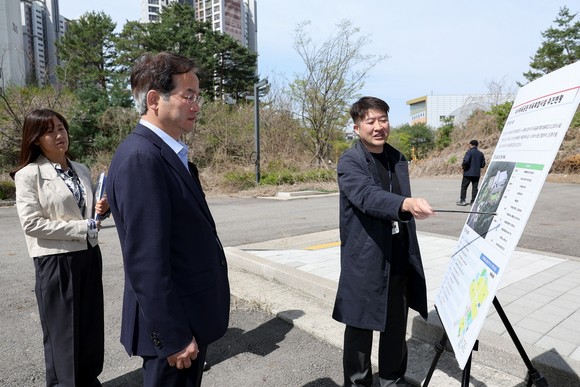 고양시가 공사가 중단된 식사체육공원 체육복합시설 현장을 점검하고 있다.