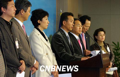 부도임대아파트 공동대책위와 여야당 의원들이 임차인 보호를 위한 법 통과를 요구하고 있다.(사진=권희정 기자)<br />