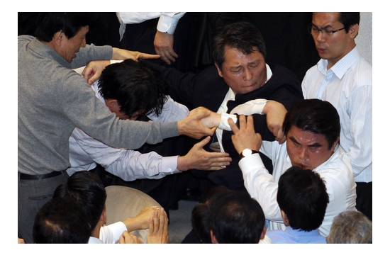 새해 예산안 처리를 놓고 여야가 대치 중인 8일 국회 본회의장에서 한나라당 김성회 의원과 민주당 최재성 의원이 몸싸움을 하고 있다. 법안은 결국 본회의에서 처리됐다.(사진=연합뉴스)