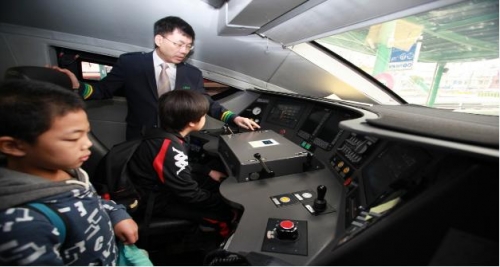 KTX 조종석 어린이 견학 모습.