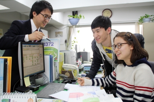 왼쪽부터 경상북도 소비자보호센터 강수현 상담실장, 서울대 소비자학과 김은하, 박민지씨(사진/김락현 기자)