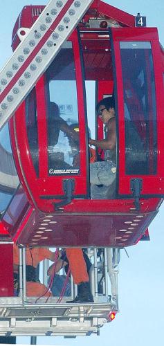 부산서 놀이기구 추락, 구조작업 <br />
13일 오후 5시 35분께 부산 영도구 동삼동 이동식 놀이공원인 월드카니발 행사장 놀이기구에서 곤돌라 2개가 추락하는 사고가 발생해 119 소방대원들이 갖혀있는 탑승자 구조작업을 벌이고 있다. /뉴시스 <br />