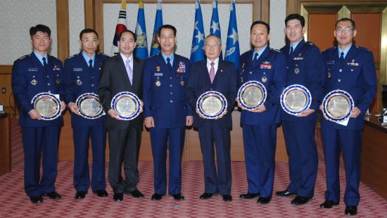 전투력 발전 부문(단체) - 제11전투비행단 122전투비행대대장 이영수 중령<br />
신지식·정보화 부문(개인) - 공군사관학교 장기석 중령<br />
협력 부문(단체) - 경상북도 울진군 부군수 박기원님<br />
이계훈 공군참모총장<br />
특별상 부문(개인) - 이원복님<br />
조직운영 발전 부문(단체) - 정책홍보실 정책관리처장 윤흥기 대령<br />
체육·문화 부문(단체) - 계룡대근무지원단 공군의장대장 서창성 중령(진)<br />
희생·봉사 부문(개인) - 제15혼성비행단 김대형 상사 /공군제공