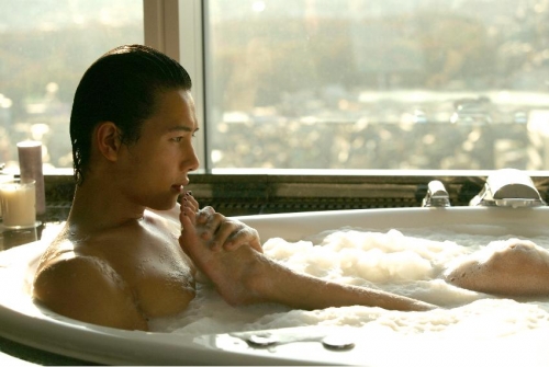 이민정의 발을 애무하는 이상우. (사진=엘리비젼)