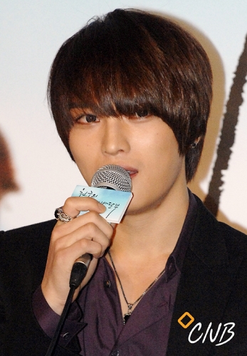 취재진의 질문에 답변하는 영웅재중. (사진/김성호 기자)