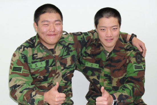 육군 72사단 202연대 3대대 소속 쌍둥이 형제 이영조-이영진상병이 화이팅을 외치고 있다.